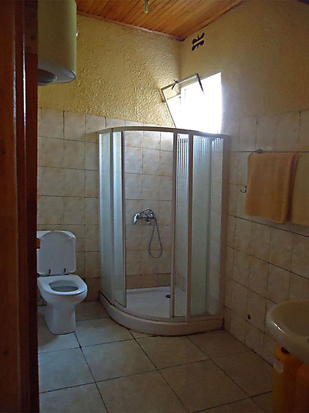 twin-room-apartment-shower-2